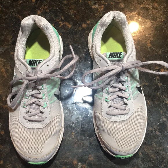 Women’s size 6.5 Nike tennis shoes - Picture 2 of 4